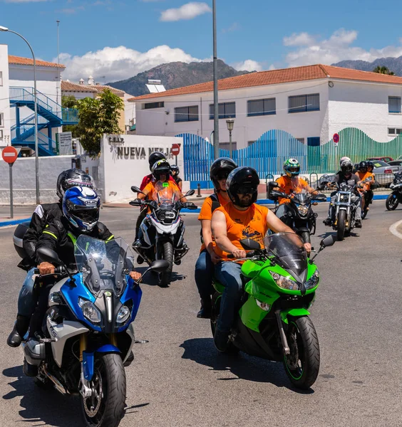 Nerja, İspanya - 10 Haziran 2018 insanlar ve motosiklet motosiklet ralli bir sahil İspanyol kasabasında
