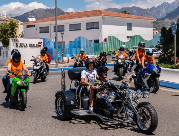 Nerja, İspanya - 10 Haziran 2018 insanlar ve motosiklet motosiklet ralli bir sahil İspanyol kasabasında