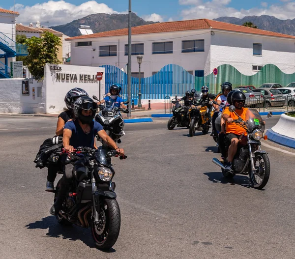 Nerja, İspanya - 10 Haziran 2018 insanlar ve motosiklet motosiklet ralli bir sahil İspanyol kasabasında