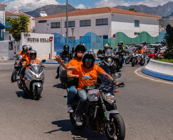 Nerja, İspanya - 10 Haziran 2018 insanlar ve motosiklet motosiklet ralli bir sahil İspanyol kasabasında