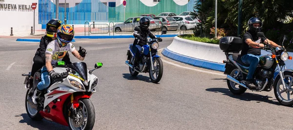 Nerja, İspanya - 10 Haziran 2018 insanlar ve motosiklet motosiklet ralli bir sahil İspanyol kasabasında