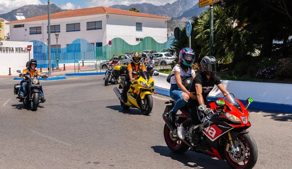Nerja, İspanya - 10 Haziran 2018 insanlar ve motosiklet motosiklet ralli bir sahil İspanyol kasabasında