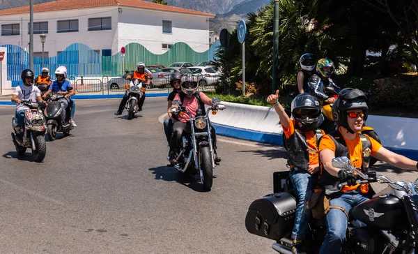 Nerja, İspanya - 10 Haziran 2018 insanlar ve motosiklet motosiklet ralli bir sahil İspanyol kasabasında