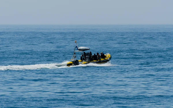 La Herradura, İspanya - 14 Haziran 2018 insanlar bir duba dalış ve sualtı dünyasını keşfetmek aktif spor hazırlanılıyor