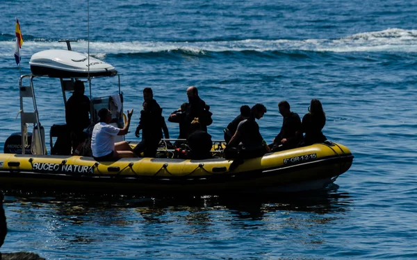 Herradura Ισπανία Ιουνίου 2018 Ανθρώπους Σχετικά Έναν Πάκτωνα Ετοιμάζεται Βουτήξει — Φωτογραφία Αρχείου