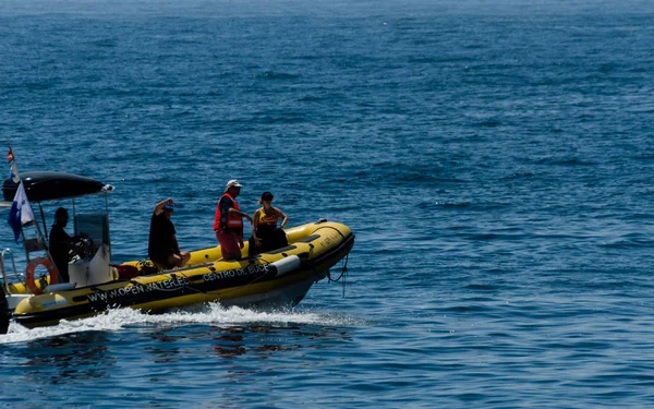 La Herradura, İspanya - 14 Haziran 2018 insanlar bir duba dalış ve sualtı dünyasını keşfetmek aktif spor hazırlanılıyor