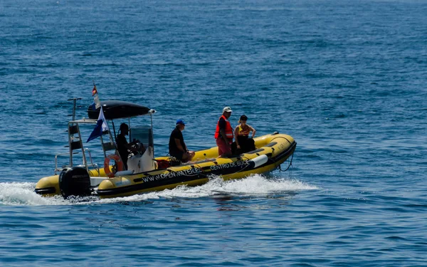 La Herradura, İspanya - 14 Haziran 2018 insanlar bir duba dalış ve sualtı dünyasını keşfetmek aktif spor hazırlanılıyor