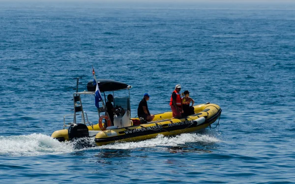 La Herradura, İspanya - 14 Haziran 2018 insanlar bir duba dalış ve sualtı dünyasını keşfetmek aktif spor hazırlanılıyor