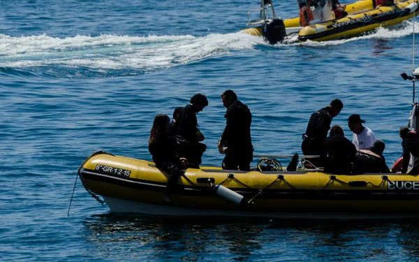 La Herradura, İspanya - 14 Haziran 2018 insanlar bir duba dalış ve sualtı dünyasını keşfetmek aktif spor hazırlanılıyor