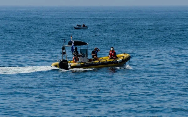 La Herradura, İspanya - 14 Haziran 2018 insanlar bir duba dalış ve sualtı dünyasını keşfetmek aktif spor hazırlanılıyor