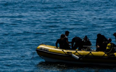 La Herradura, İspanya - 14 Haziran 2018 insanlar bir duba dalış ve sualtı dünyasını keşfetmek aktif spor hazırlanılıyor