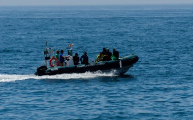 La Herradura, İspanya - 14 Haziran 2018 insanlar bir duba dalış ve sualtı dünyasını keşfetmek aktif spor hazırlanılıyor