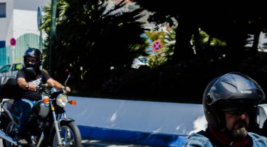 Nerja, İspanya - 10 Haziran 2018 insanlar ve motosiklet motosiklet ralli bir sahil İspanyol kasabasında