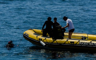 La Herradura, İspanya - 14 Haziran 2018 insanlar bir duba dalış ve sualtı dünyasını keşfetmek aktif spor hazırlanılıyor