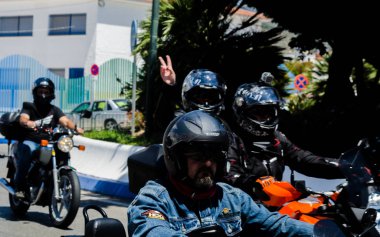 Nerja, İspanya - 10 Haziran 2018 insanlar ve motosiklet motosiklet ralli bir sahil İspanyol kasabasında
