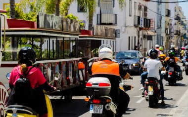 Nerja, İspanya - 10 Haziran 2018 insanlar ve motosiklet motosiklet ralli bir sahil İspanyol kasabasında