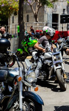 Nerja, İspanya - 10 Haziran 2018 insanlar ve motosiklet motosiklet ralli bir sahil İspanyol kasabasında