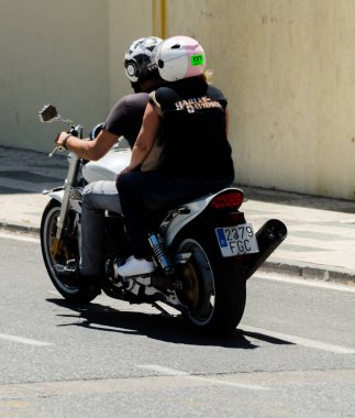 Nerja, İspanya - 10 Haziran 2018 insanlar ve motosiklet motosiklet ralli bir sahil İspanyol kasabasında