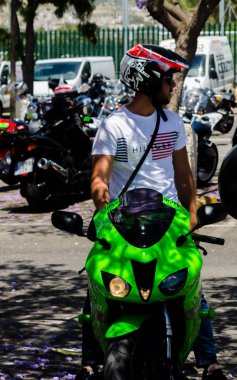 Nerja, İspanya - 10 Haziran 2018 insanlar ve motosiklet motosiklet ralli bir sahil İspanyol kasabasında