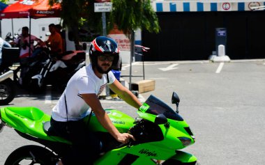 Nerja, İspanya - 10 Haziran 2018 insanlar ve motosiklet motosiklet ralli bir sahil İspanyol kasabasında