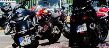 Nerja, İspanya - 10 Haziran 2018 insanlar ve motosiklet motosiklet ralli bir sahil İspanyol kasabasında