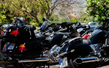 Nerja, İspanya - 10 Haziran 2018 insanlar ve motosiklet motosiklet ralli bir sahil İspanyol kasabasında