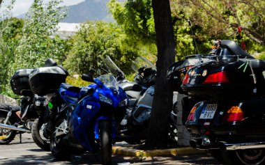 Nerja, İspanya - 10 Haziran 2018 insanlar ve motosiklet motosiklet ralli bir sahil İspanyol kasabasında