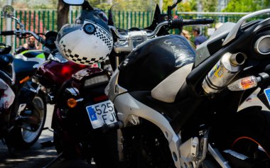 Nerja, İspanya - 10 Haziran 2018 insanlar ve motosiklet motosiklet ralli bir sahil İspanyol kasabasında