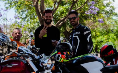 Nerja, İspanya - 10 Haziran 2018 insanlar ve motosiklet motosiklet ralli bir sahil İspanyol kasabasında