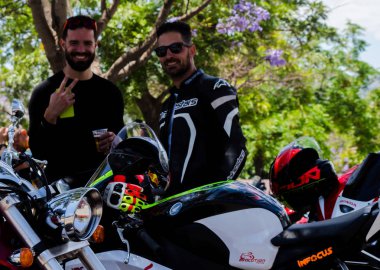 Nerja, İspanya - 10 Haziran 2018 insanlar ve motosiklet motosiklet ralli bir sahil İspanyol kasabasında