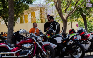 Nerja, İspanya - 10 Haziran 2018 insanlar ve motosiklet motosiklet ralli bir sahil İspanyol kasabasında