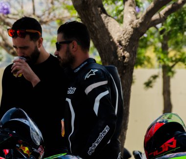 Nerja, İspanya - 10 Haziran 2018 insanlar ve motosiklet motosiklet ralli bir sahil İspanyol kasabasında