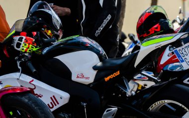 Nerja, İspanya - 10 Haziran 2018 insanlar ve motosiklet motosiklet ralli bir sahil İspanyol kasabasında