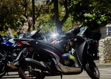 Nerja, İspanya - 10 Haziran 2018 insanlar ve motosiklet motosiklet ralli bir sahil İspanyol kasabasında