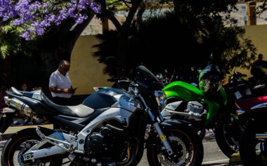 Nerja, İspanya - 10 Haziran 2018 insanlar ve motosiklet motosiklet ralli bir sahil İspanyol kasabasında