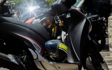 Nerja, İspanya - 10 Haziran 2018 insanlar ve motosiklet motosiklet ralli bir sahil İspanyol kasabasında