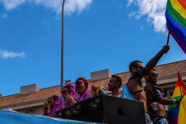 Torremolinos, İspanya - 2 Haziran 2018 Lgbt Mart eşitlik ve hoşgörü Andalucia bir kıyı kasabasında tanıtımı