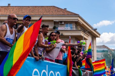 Torremolinos, İspanya - 2 Haziran 2018 Lgbt Mart eşitlik ve hoşgörü Andalucia bir kıyı kasabasında tanıtımı