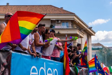 Torremolinos, İspanya - 2 Haziran 2018 Lgbt Mart eşitlik ve hoşgörü Andalucia bir kıyı kasabasında tanıtımı