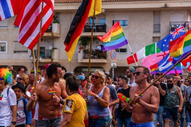 Torremolinos, İspanya - 2 Haziran 2018 Lgbt Mart eşitlik ve hoşgörü Andalucia bir kıyı kasabasında tanıtımı