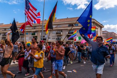 Torremolinos, İspanya - 2 Haziran 2018 Lgbt Mart eşitlik ve hoşgörü Andalucia bir kıyı kasabasında tanıtımı