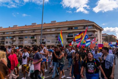 Torremolinos, İspanya - 2 Haziran 2018 Lgbt Mart eşitlik ve hoşgörü Andalucia bir kıyı kasabasında tanıtımı