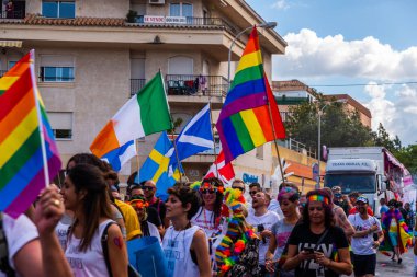Torremolinos, İspanya - 2 Haziran 2018 Lgbt Mart eşitlik ve hoşgörü Andalucia bir kıyı kasabasında tanıtımı