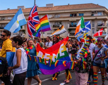 Torremolinos, İspanya - 2 Haziran 2018 Lgbt Mart eşitlik ve hoşgörü Andalucia bir kıyı kasabasında tanıtımı