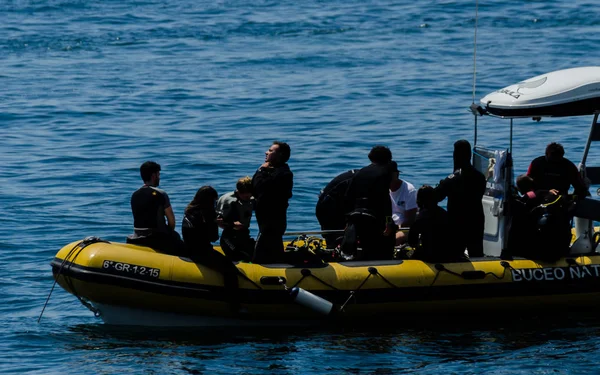 La Herradura, İspanya - 14 Haziran 2018 insanlar bir duba dalış ve sualtı dünyasını keşfetmek aktif spor hazırlanılıyor