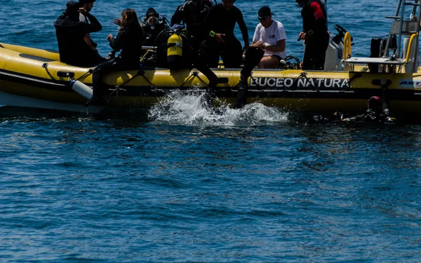 La Herradura, İspanya - 14 Haziran 2018 insanlar bir duba dalış ve sualtı dünyasını keşfetmek aktif spor hazırlanılıyor