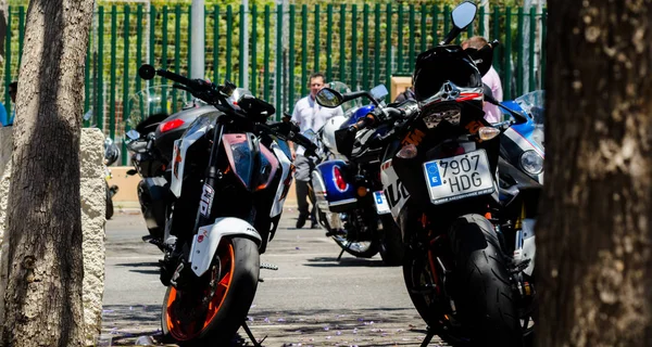 Nerja, İspanya - 10 Haziran 2018 insanlar ve motosiklet motosiklet ralli bir sahil İspanyol kasabasında