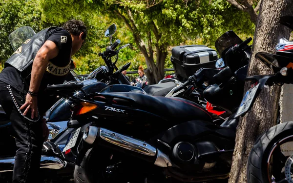 Nerja Espanha Junho 2018 Pessoas Bicicletas Rally Motocicleta Uma Cidade — Fotografia de Stock