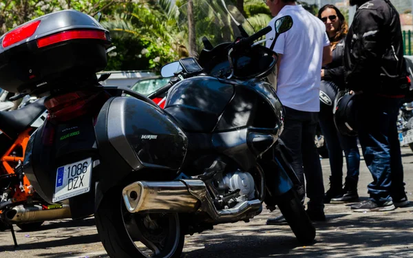 Nerja, İspanya - 10 Haziran 2018 insanlar ve motosiklet motosiklet ralli bir sahil İspanyol kasabasında