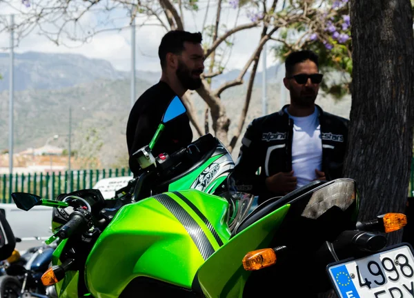Nerja, İspanya - 10 Haziran 2018 insanlar ve motosiklet motosiklet ralli bir sahil İspanyol kasabasında